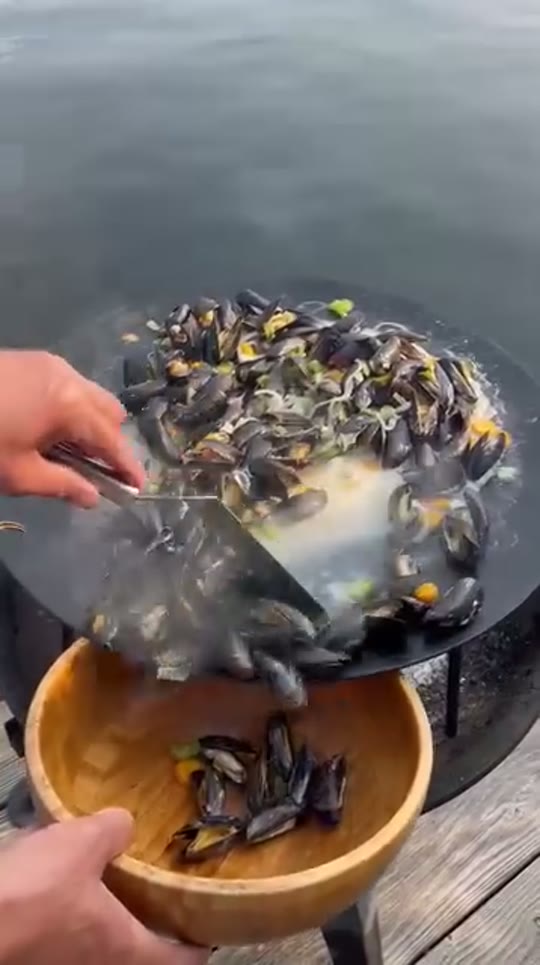 Fire-Cooked Organic Mussels with Vegetables and Crème Fraîche