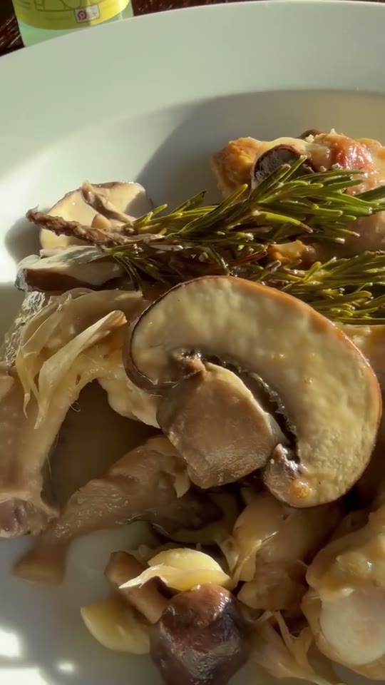Crispy Chicken Wings Braised with Mushrooms in Rosé
