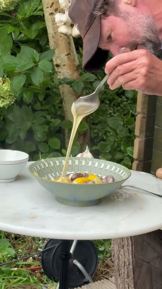 Half-warme salade van paarse aardappel en gele courgette