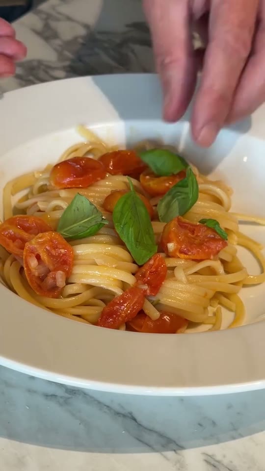 Simple Organic Spaghetti with Tomato Basil Sauce