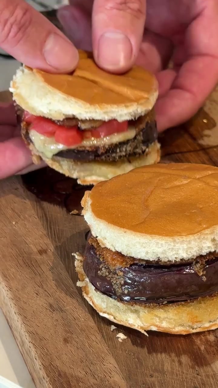 Aubergineburger met buikspek en Hollandse kaas
