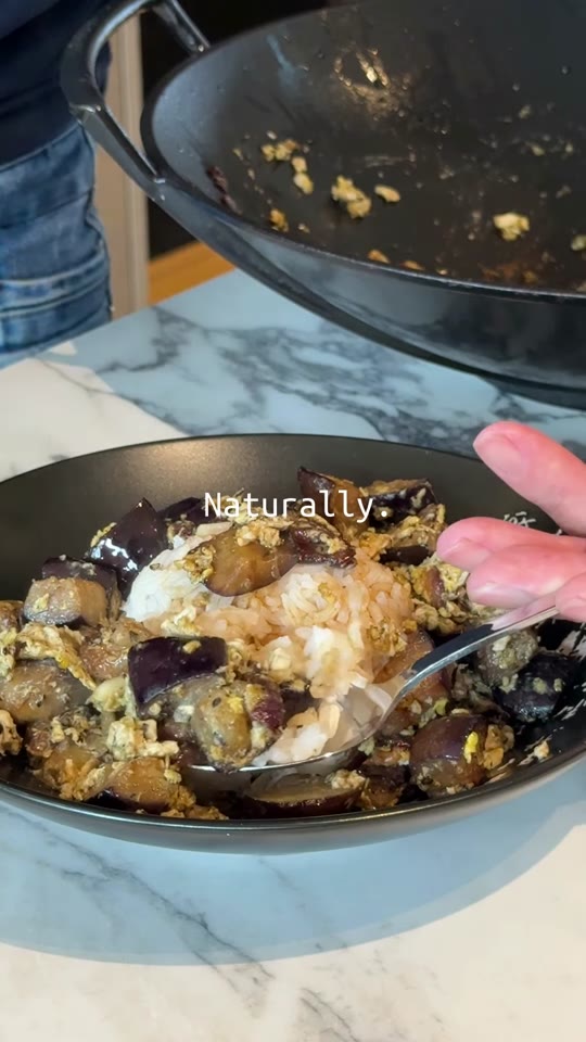 Gemarineerde aubergine met rode ui en rijst