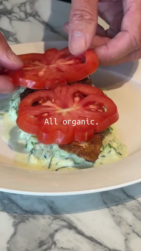 Krokante gepaneerde kip met romige courgettesalade & tomaat