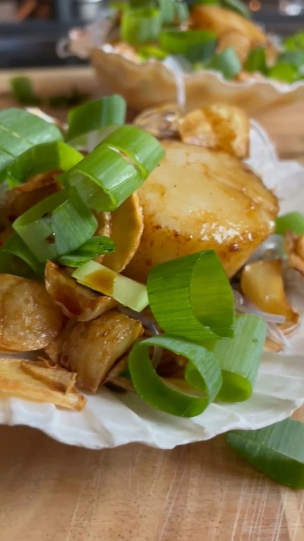 Pan-Seared Scallops on Vermicelli with Crispy Garlic Chips